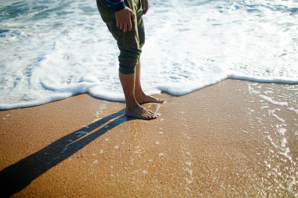 Close Pernas Masculinas Andando Borda Surf Pôr Sol — Fotografia de Stock