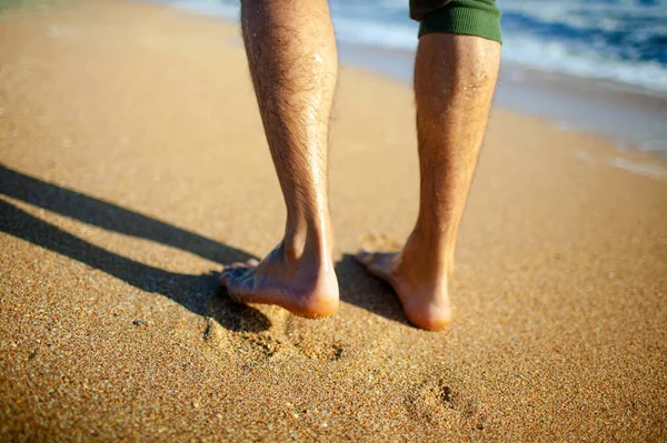 Primer Plano Las Piernas Masculinas Caminando Borde Del Oleaje Atardecer — Foto de Stock