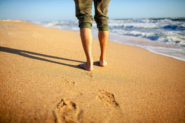 Close Pernas Masculinas Andando Borda Surf Pôr Sol — Fotografia de Stock