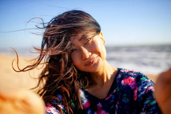Kazak Kız Sonbaharda Bir Deniz Manzara Bir Selfie Arka Plan — Stok fotoğraf