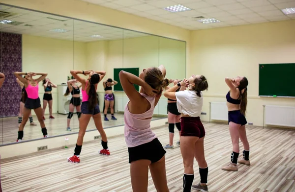 Танцевальный Класс Женщин Фитнес Центре — стоковое фото