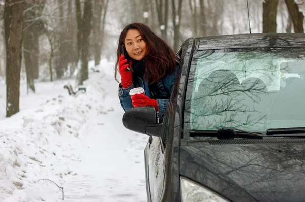 Vacker Asiatisk Kvinna Vinterkläder Bil Med Kaffe Talar Telefon — Stockfoto