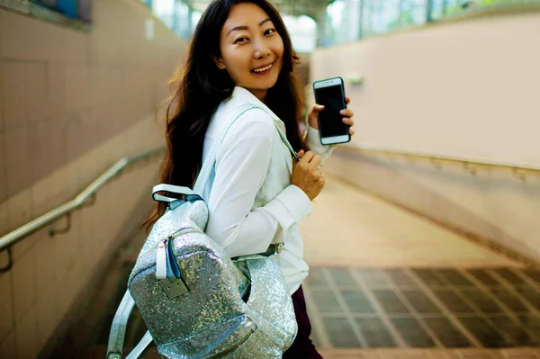 Feliz Sorrindo Asiático Mulher Usando Telefone Cidade Rua — Fotografia de Stock