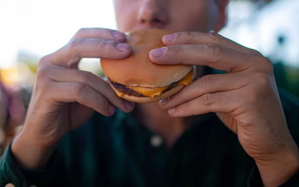 Joven Bebiendo Gaseosa Comiendo Una Hamburguesa — Foto de Stock