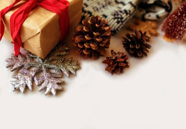 Beyaz arka planda dekorasyonu olan bir Noel hediyesi.. 