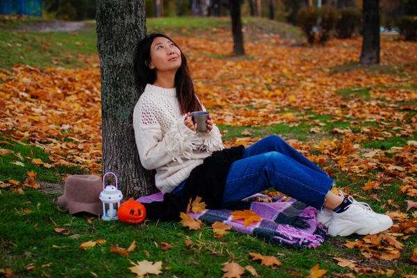 Outono Chegou Morena Bonita Parque Com Uma Abóbora Halloween — Fotografia de Stock