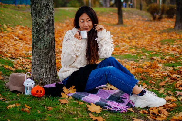 Outono Chegou Morena Bonita Parque Com Uma Abóbora Halloween — Fotografia de Stock