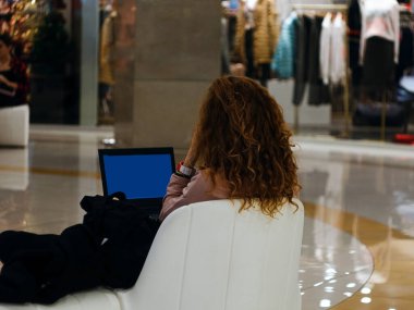 Kafede Laptop Bilgisayarı Kullanan Genç Kadın.