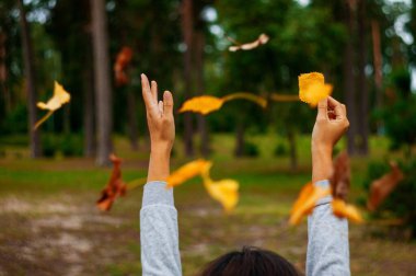Sonbaharda Ellerinde Yaprakları Tutan Kadın Fotoğrafı