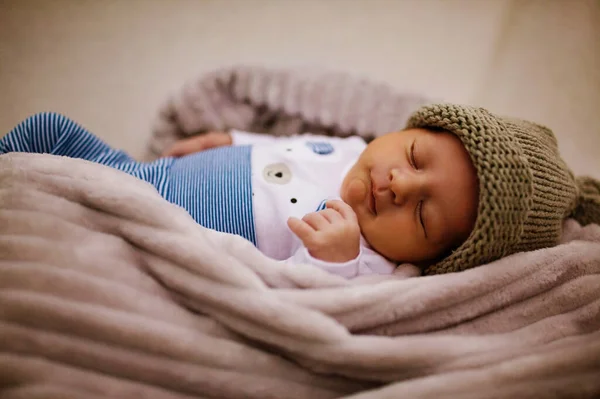 침대에 스러운 갓난아기 — 스톡 사진