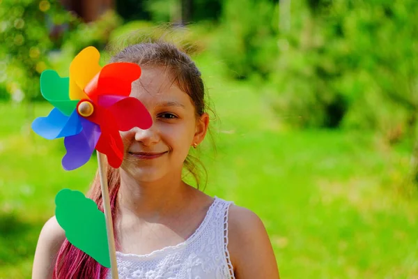 Kaukasische Mädchen Halten Windrad Grünen Sommerpark — Stockfoto