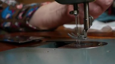 Kadın Elleri Dikiş Makinesini Kullanıyor