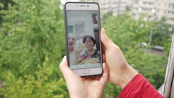 Дочь Женщина Разговаривает Счастливыми Пожилыми Родителями Через Facetime Смартфоне — стоковое видео