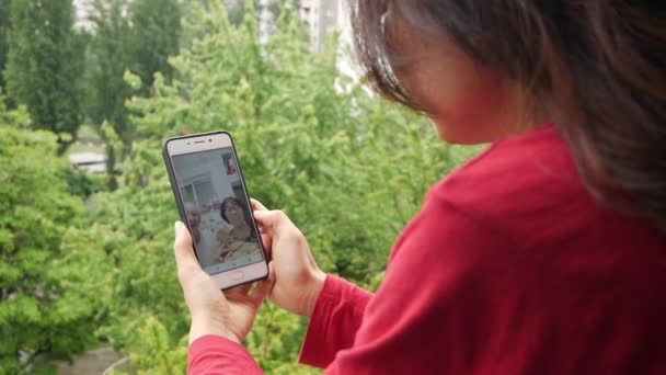 부모에게 이야기하는 스마트폰으로 시간에 이야기하는 — 비디오