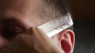 Bir Adamın Saç Tıraşının Yakın Çekimi.