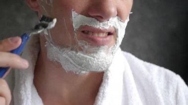 Tıraş köpüğü takan adam