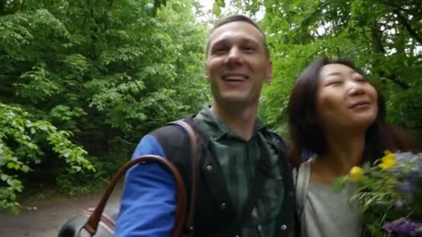 Genç Çekici Bir Çift Ormanda Bir Patikada Yürüyüp Kamerayla Konuşuyor — Stok video