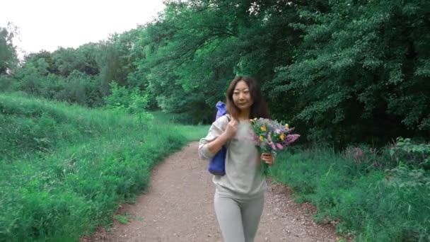 Herfst Wandeling Het Bos Vrouw Met Een Rugzak Wandelen Een — Stockvideo