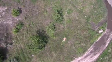 Yeşil alanda uzanan bir kadının hava manzarası.