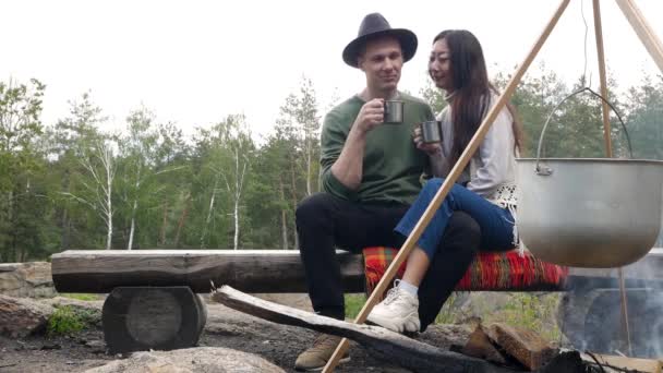 Couple Cuisiner Conteneur Sur Feu Camp Forêt Automne — Video