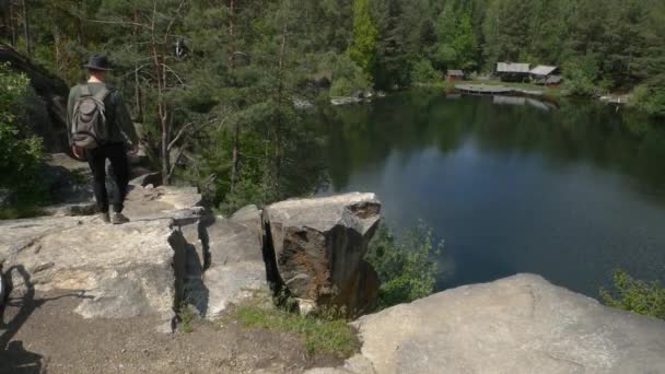 Resenären Njuter Den Vackra Utsikten Över Klippan — Stockvideo