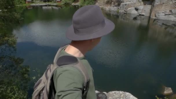 Podróże Blogger Shoot Story Top Mountains Młody Człowiek Trzyma Aparat — Wideo stockowe