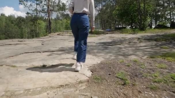 森林绿苔藓树 穿着白鞋的人的腿的轮廓 步行远足 — 图库视频影像