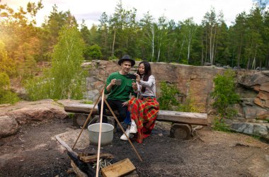 Yürüyüşe çıkmış, Selfie çeken Sevgi dolu genç çift.