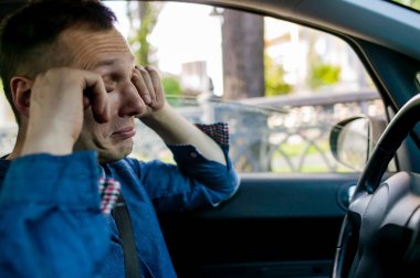 Yorgun Uykucu Adam ya da Sürücü Araba ve Esneme