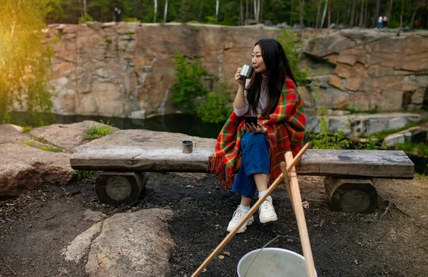 Femme Asiatique Avec Une Tasse Une Couverture Camping Forêt Automne — Photo