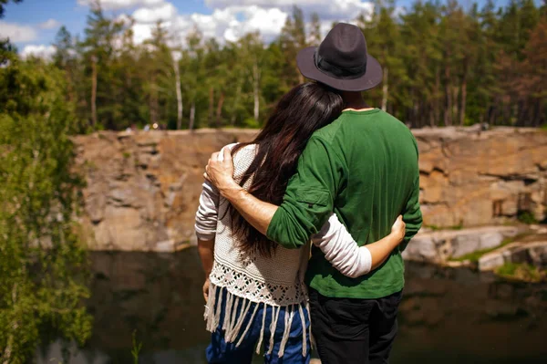 Šťastný Mladý Mezinárodní Pár Mít Romantický Čas Venku Podzimním Lese — Stock fotografie