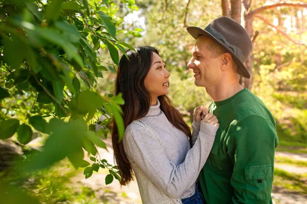 Šťastný Mladý Mezinárodní Pár Mít Romantický Čas Venku Podzimním Lese — Stock fotografie