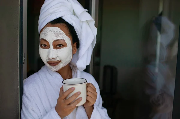 Wanita Asia Muda Yang Cantik Dengan Topeng Clay Facial Konsep — Stok Foto