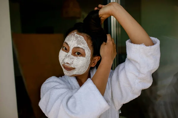 Wanita Asia Muda Yang Cantik Dengan Topeng Clay Facial Konsep — Stok Foto