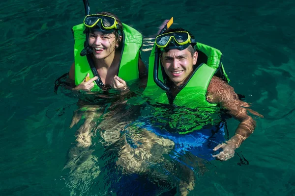 Retrato Pareja Sonriente Los Engranajes Buceo Tailandia — Foto de Stock