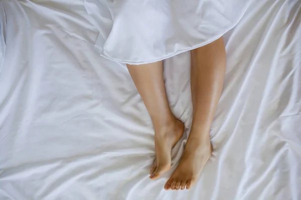 Piękny Idealny Kobiety Nogi Szczupły Sexy Łóżku Sypialni — Zdjęcie stockowe