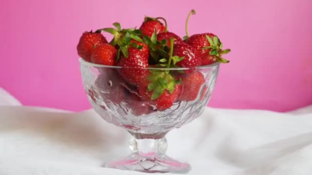 Stop Motion Mangiare Snack Alla Fragola Sfondo Rosa — Video Stock