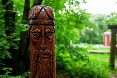 Ukrayna 'daki Ormanda Ahşap Heykel Ayini Sütunları.