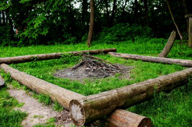 Ukrayna 'daki Ormanda Ahşap Heykel Ayini Sütunları.