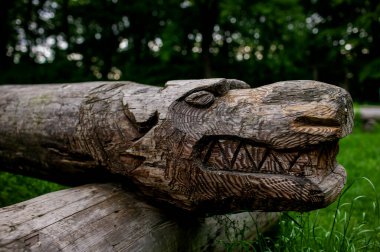 Ukrayna 'daki Ormanda Ahşap Heykel Ayini Sütunları.