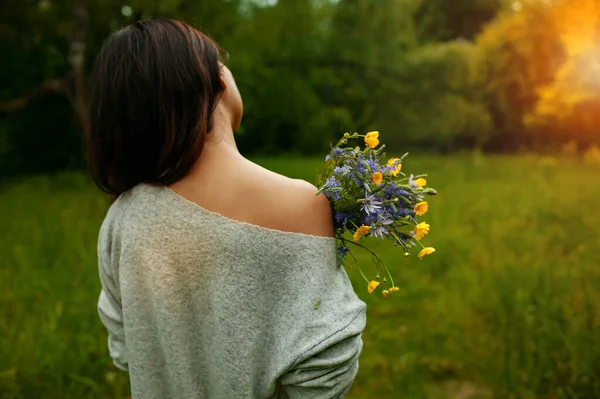 Donna Asiatica Libera Con Mazzo Fiori Campo Erba Verde — Foto Stock