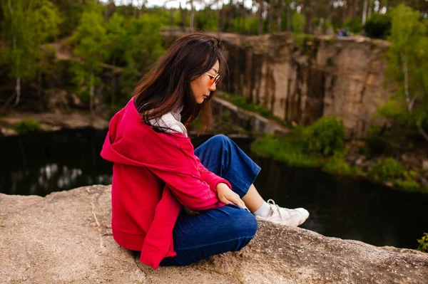 Viagem Aventuras Conceito Solidão Uma Menina Senta Borda Penhasco — Fotografia de Stock