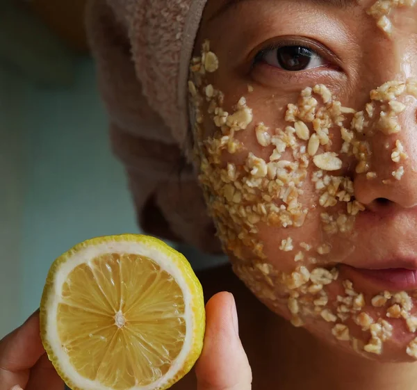 Zelfgemaakte Gezichtsmasker Met Granen Home Spa Met Havervlokken — Stockfoto