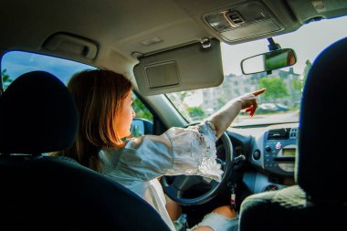 Araba ile seyahat eden bir kadın.