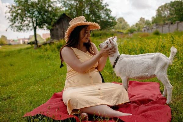 Gelukkig Zwanger Vrouw Met Een Kleine Witte Geit Het Platteland — Stockfoto