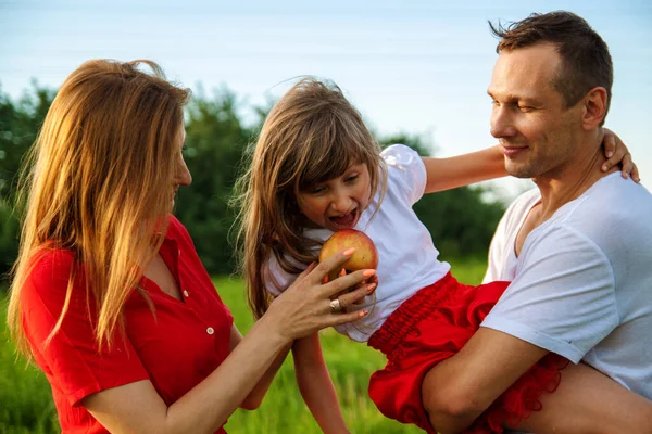 Sorrindo Pais Andando Com Sua Filha Comendo Maçã — Fotografia de Stock