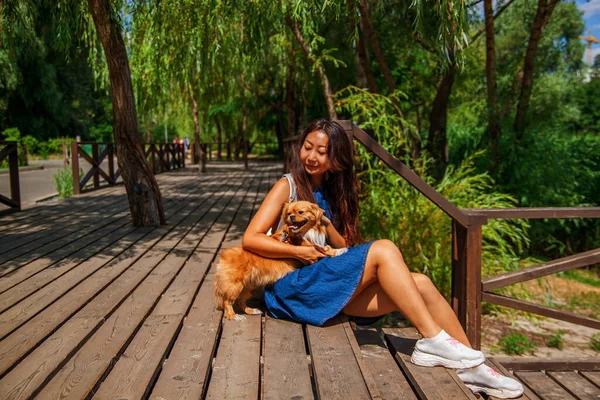 Belle Fille Asiatique Avec Petit Chien Dans Parc Été — Photo