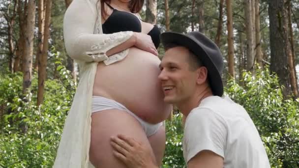 Hombre Feliz Escuchando Estómago Mujer Embarazada Aire Libre — Vídeo de stock