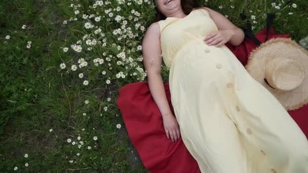 Jeune Femme Enceinte Couchée Sur Herbe Dans Parc — Video