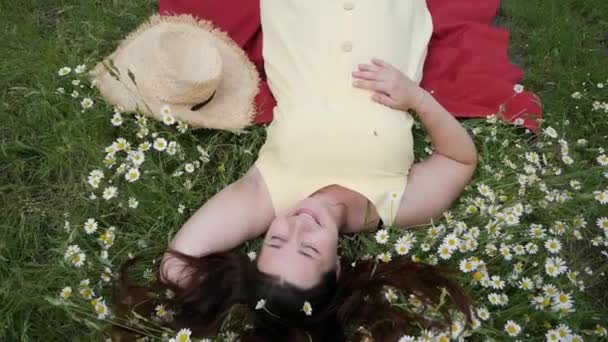 Wanita Hamil Muda Berbaring Atas Rerumputan Taman — Stok Video